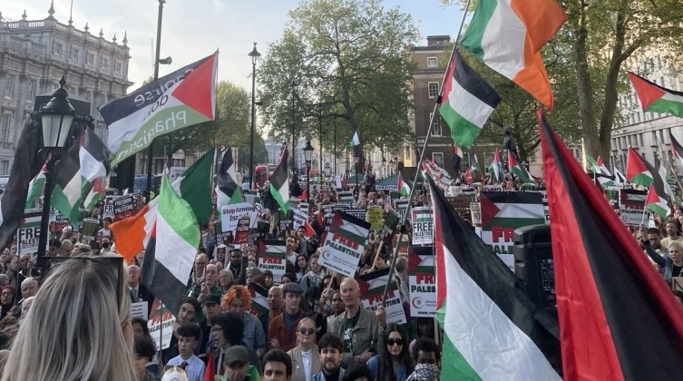 الآلاف يتظاهرون أمام مقر الحكومة البريطانية رفضا للعدوان على رفح