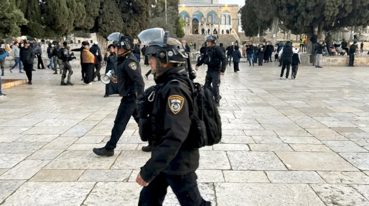 القدس: الاحتلال يعتقل فتاة بدعوى حيازتها سكيناً