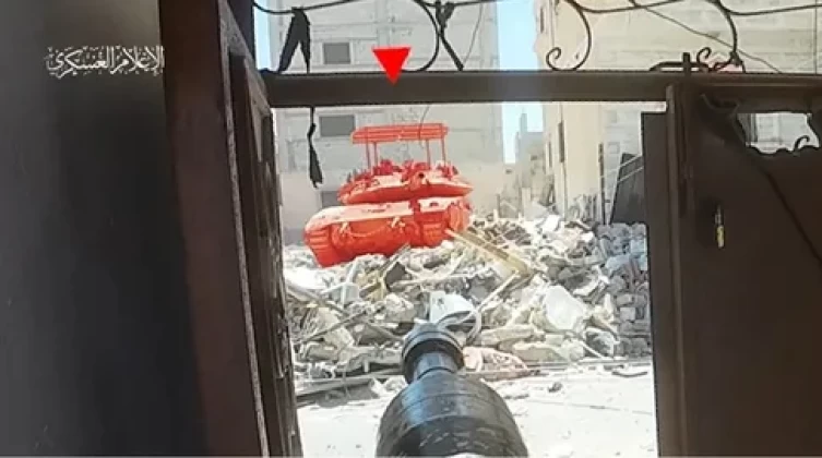 بالفيديو: "القسام" تستهدف آليات الاحتلال في رفح.. وتفخيخ منزل بجباليا