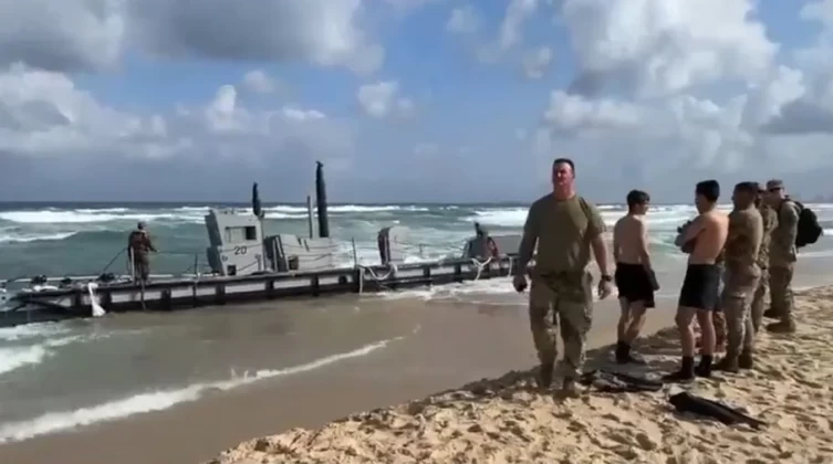 شاهد- انفصال جزء من "الميناء العائم" الأمريكي بفعل الأمواج