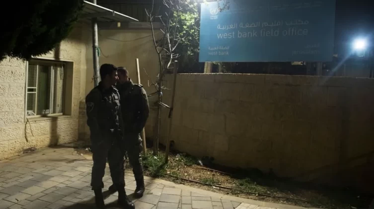 الأونروا تغلق مقرها بالقدس بعد إضرام مستوطنون متطرفون النار بمحيطه.. وإدانات
