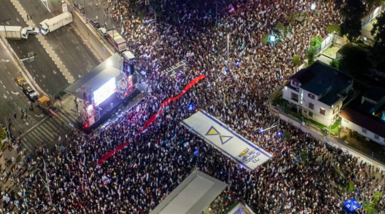 الآلاف يتظاهرون ضد حكومة نتنياهو وللمطالبة بانتخابات فورية وصفقة تبادل