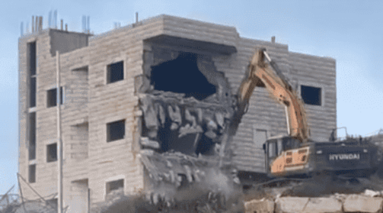 الاحتلال يهدم بناية سكنية و"بركسين" شمال شرق القدس