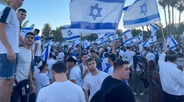 مستوطنون يشتمون النبي خلال مسيرة الأعلام الاستفزازية في القدس