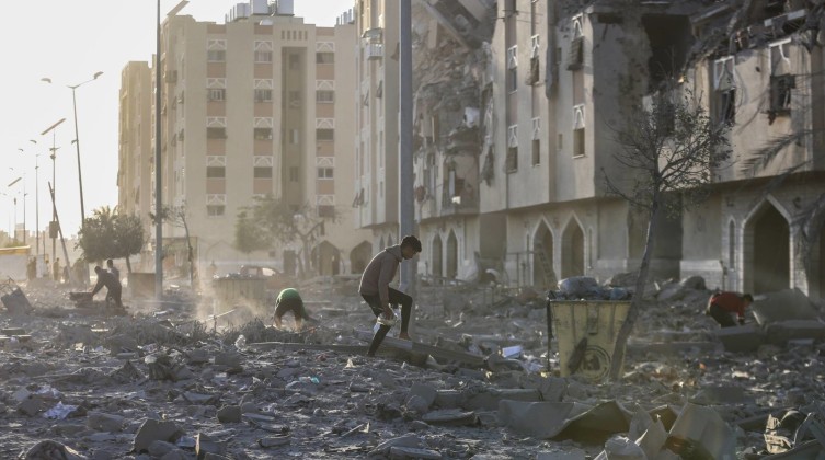 الاحتلال يرتكب مجازر مروعة ويستهدف مدرستين للأونروا في غزة