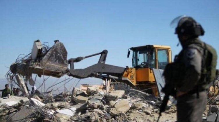 قوات الاحتلال تهدم منزلاً وتستولي على مركبات في الخليل