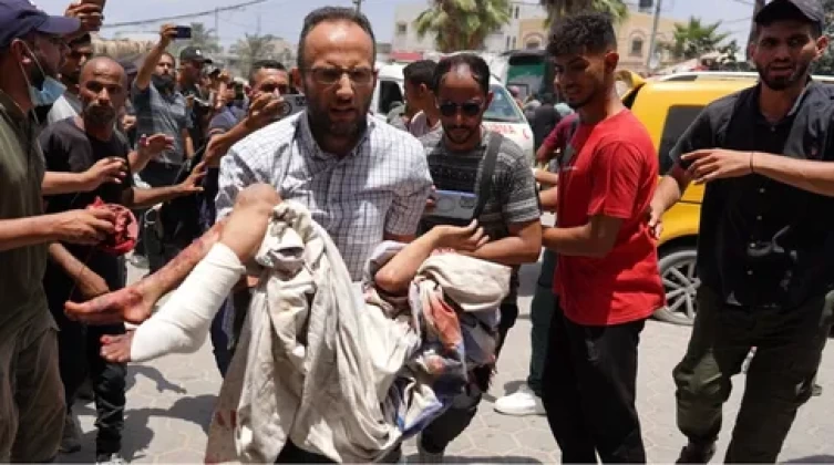 مشاهد قاسية لطفل مصاب في مجزرة النصيرات