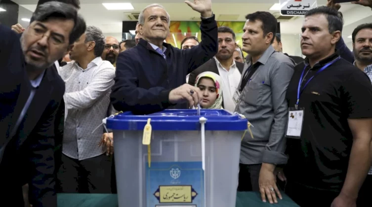 بزشكيان وجليلي إلى جولة حاسمة للانتخابات الرئاسية الإيرانية