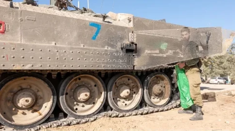 مشاهد تكشف ما جرى لمدرعة النمر التي دمرتها القسام في رفح