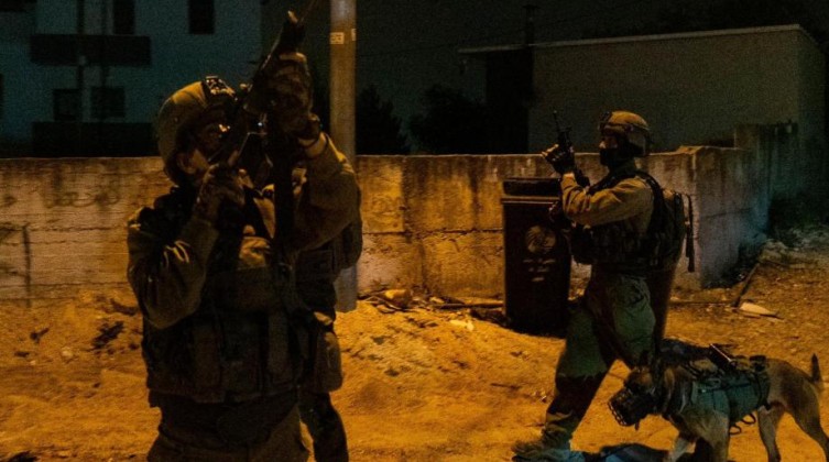 الاحتلال يشن مداهمات واعتقالات في مناطق متفرقة بالضفة