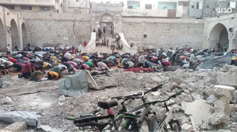 بالفيديو: فلسطينيو يصلون العيد فوق ركام المنازل شمال قطاع غزة