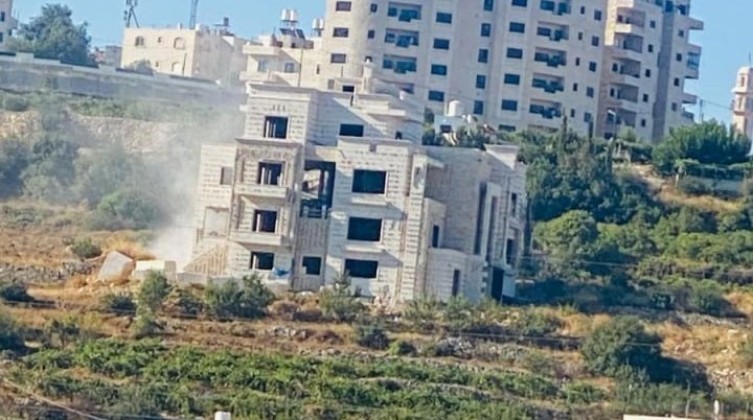 الاحتلال يهدم منزلا من ثلاثة طوابق وغرفة زراعية في الخليل