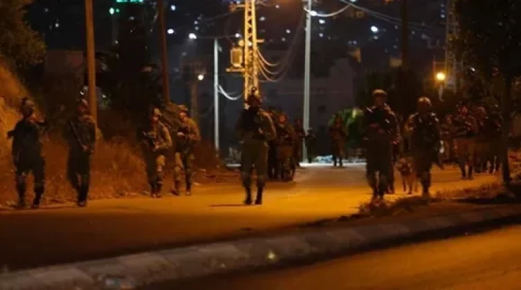 مداهمات واعتقالات في مناطق متفرقة بالضفة واشتباكات في نابلس.
