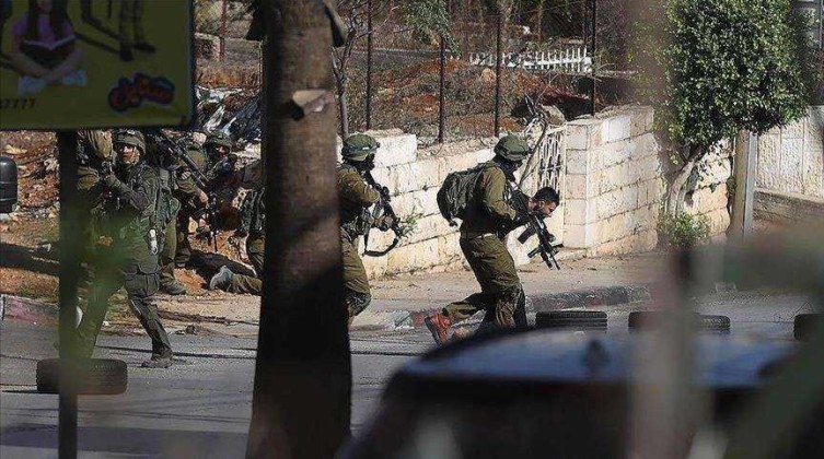الاحتلال يعتدي على شقيقين بالضرب ويعتقل أحدهما بالخليل