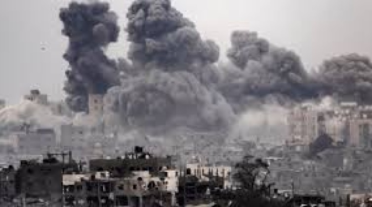 3 شهداء في غارة على خان يونس واستهداف شاحنة بضائع شرق رفح