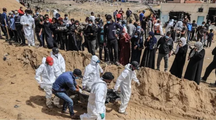بالفيديو والصور: انتشال شهداء من شرق خانيونس والاحتلال يعلن انتهاء عملياته فيها