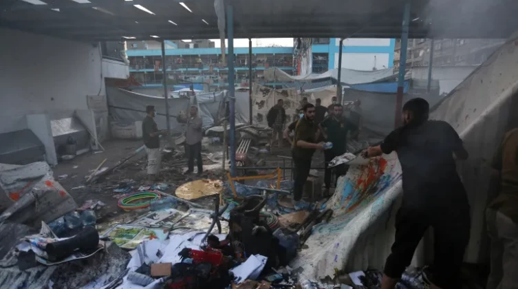 بالفيديو: 14 شهيدا وعشرات الإصابات.. الاحتلال يقصف مدرسة تؤوي نازحين بالنصيرات