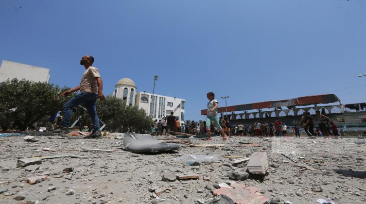 بالفيديو: نحو 30 شهيدًا في قصف داخل مدرسة للأونروا تؤوي نازحين بدير البلح