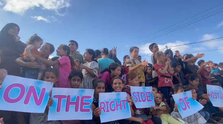 بالفيديو: التوقيع على عريضة من أطفال غزة تطالب طرد إسرائيل من اولمبياد فرنسا 2024