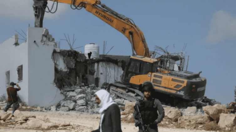 قوات الاحتلال تجبر مقدسيا على هدم منزله ذاتيا