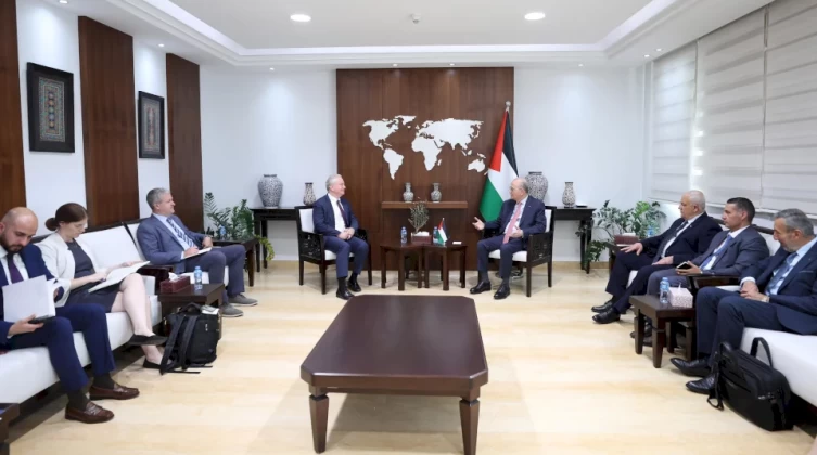 تفاصيل لقاء رئيس الوزراء الفلسطيني مع مصطفى مع السيناتور الأمريكي