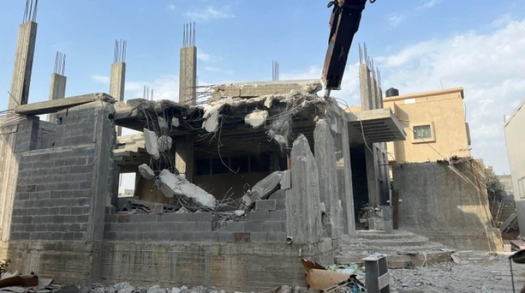 الاحتلال يرغم مقدسياً على هدم منزله شمال القدس