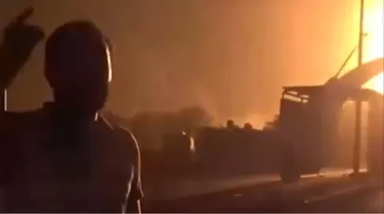 شاهد- يمني يوجه رسالة لأهل غزة من أمام ألسنة اللهب بميناء الحديدة