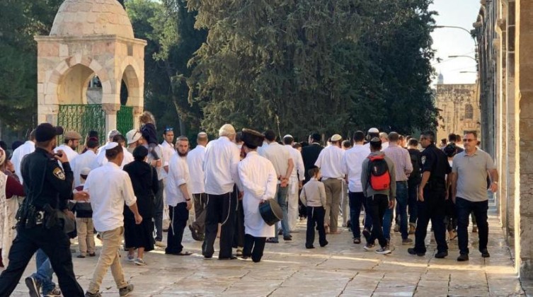 مستوطنون بحماية الاحتلال يقتحمون المسجد الأقصى