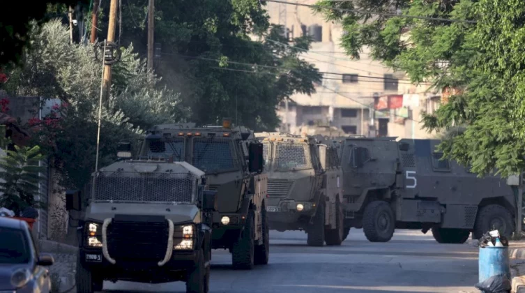 الاحتلال يشن حملة مداهمات واعتقالات في مناطق متفرقة بالضفة