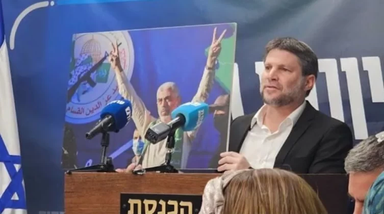 بالفيديو: سموتريتش يهاجم "الصفقة" ويرفع صورة السنوار مخاطبًا نتنياهو