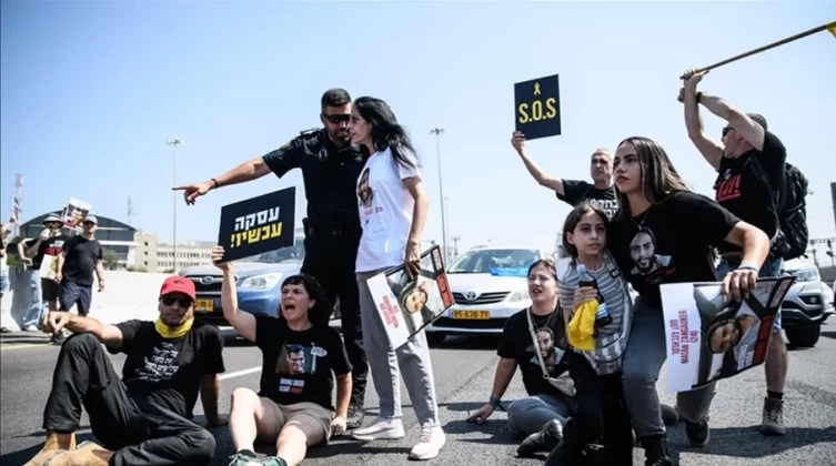 محتجون غاضبون يغلقون طريقا سريعا في "تل أبيب"