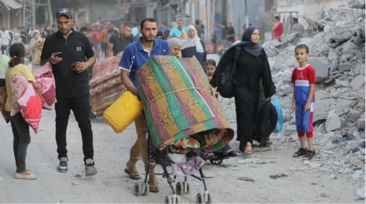 بالفيديو والصور: الاحتلال يجبر المواطنين على إخلاء مناطق جديدة وسط قطاع غزة