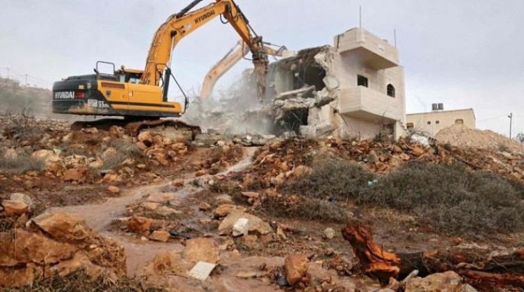 الاحتلال يهدم منشآت في بلدتي الطور وسلوان بالقدس