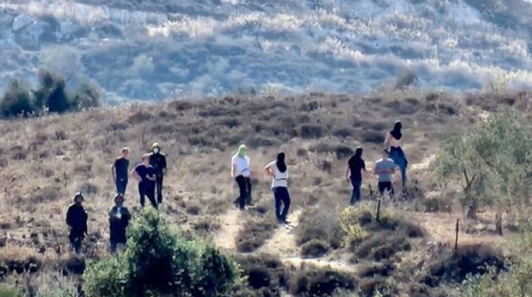 الخليل: مستوطنون يقيمون منزلًا متنقلًا فوق أراضي المواطنين في يطا