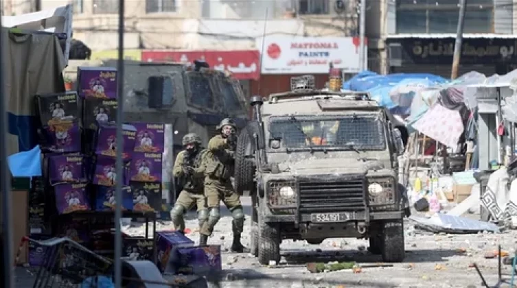مداهمات للاحتلال في طولكرم والبيرة وسط اشتباكات مسلحة
