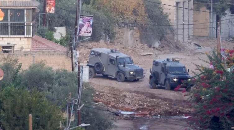 الاحتلال يجبر عائلات على إخلاء منازلها بمخيم جنين وسط اشتباكات عنيفة