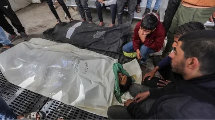 بالفيديو: مجزرة مروعة.. أكثر من 100 شهيد في قصف مدرسة تأوي نازحين بغزة