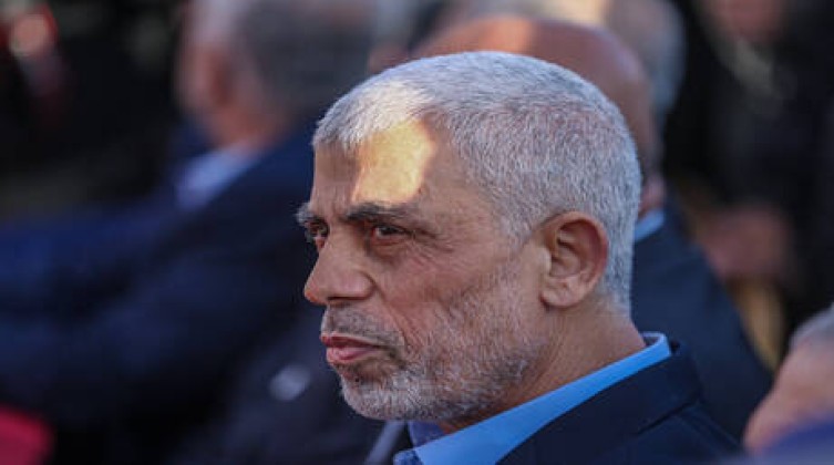 مسؤول سابق بالموساد يخالف كل التقديرات.. "السنوار ازداد قوة".