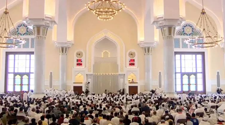 بالفيديو: الآلاف يؤدون صلاة الجنازة على جثمان إسماعيل هنية ومرافقه في الدوحة