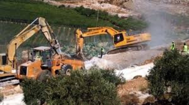 الاحتلال يجرف مساحات واسعة من الأراضي الزراعية شرق طولكرم