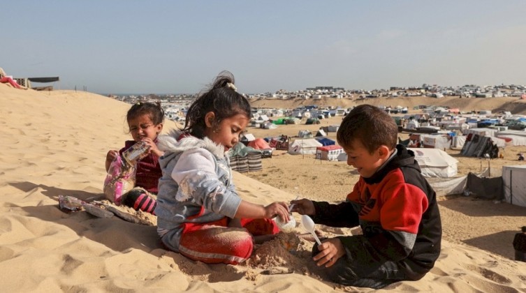 اليونيسف تكشف تفاصيل معاناة الأطفال الذين فقدوا والديهم بسبب العدوان