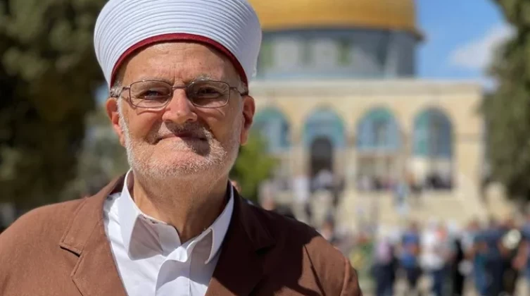 الاحتلال يبعد الشيخ عكرمة صبري عن الأقصى لمدة 6 أشهر