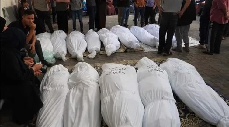 9 شهداء جراء استهداف الاحتلال مجموعة مواطنين في مخيم الشاطئ