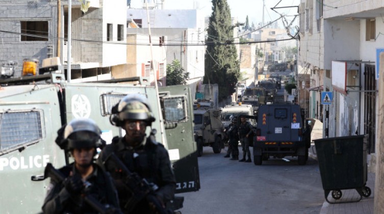 الاحتلال يعتقل 25 فلسطينيا من الضفة المحتلة