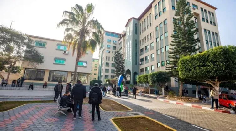 بالصور: الاحتلال يحول الكلية الجامعية في غزة إلى موقع عسكري