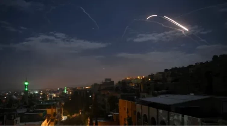 إصابة 4 عسكريين بقصف إسرائيلي استهدف وسط سوريا