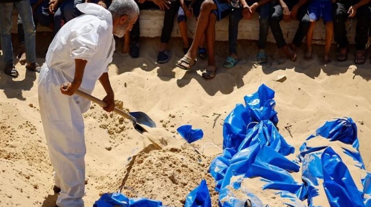 الصليب الأحمر يتسلم جثامين 100 شهيد اختطفهم الاحتلال من غزة