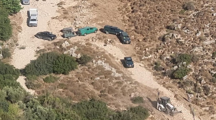 مستعمرون يجرفون أراضي في قراوة بني حسان غرب