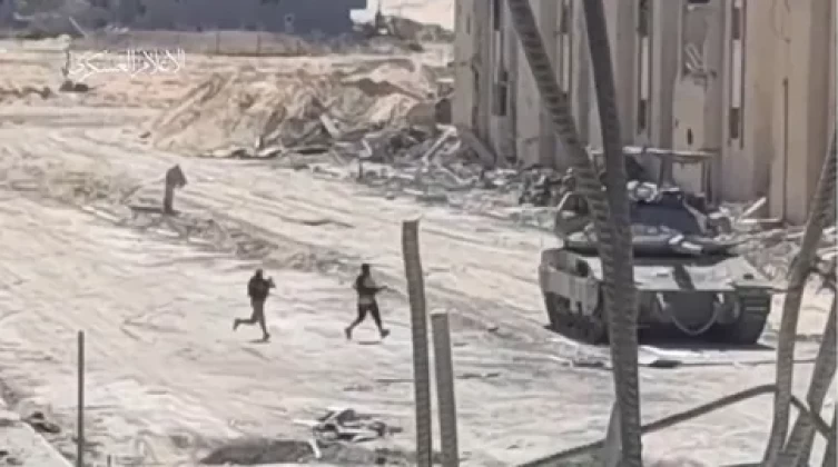 بالفيديو: "القسام" تستولي على آلية مفخخة وطائرات مسيرة شرق رفح