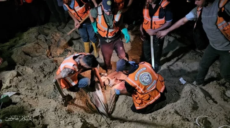 بالفيديو والصور: عشرات الشهداء والإصابات بقصف خيم النازحين في مواصي خانيونس